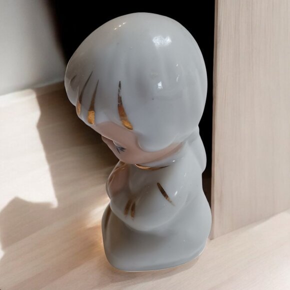 Vintage Hand-Painted Porcelain Figurine of Praying Little Girl Made in Japan - Picture 5 of 10